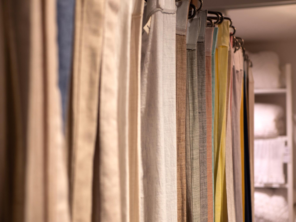 オーダーカーテンはどこで買うべき？主な購入先やメリット・デメリットを解説